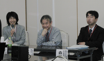右から関委員長、高田先生、森田先生